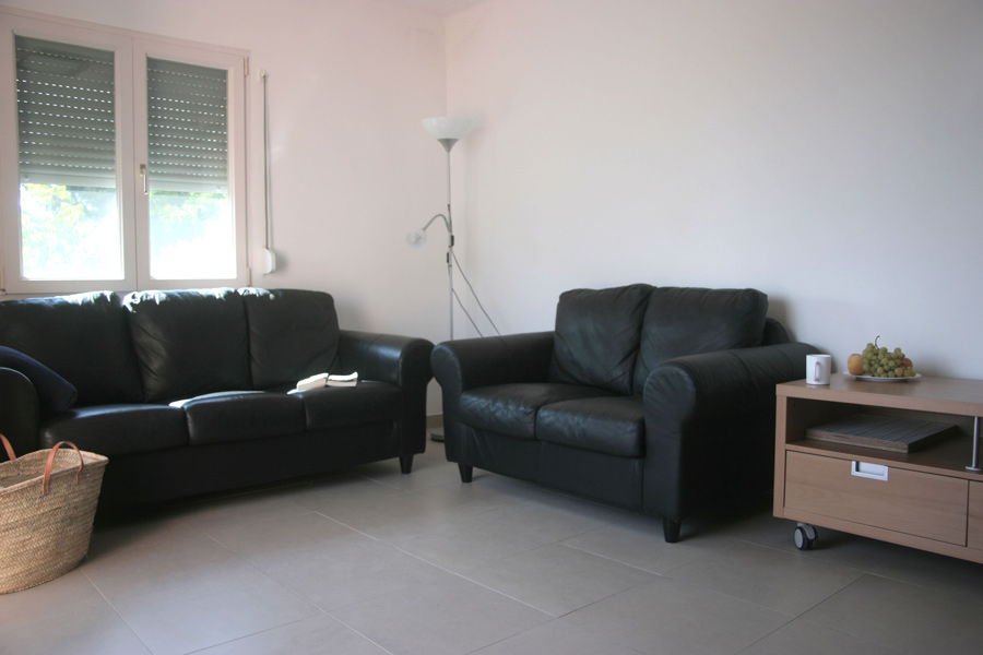 De ruime woonkamer
